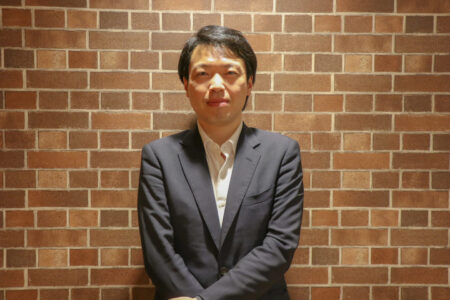 不動産購入の際はメリットからデメリットまで、しっかり営業マンに確認を。